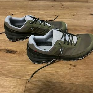 ON Cloudventure Men’s Trail Running dark green and gray shoes size 11.5